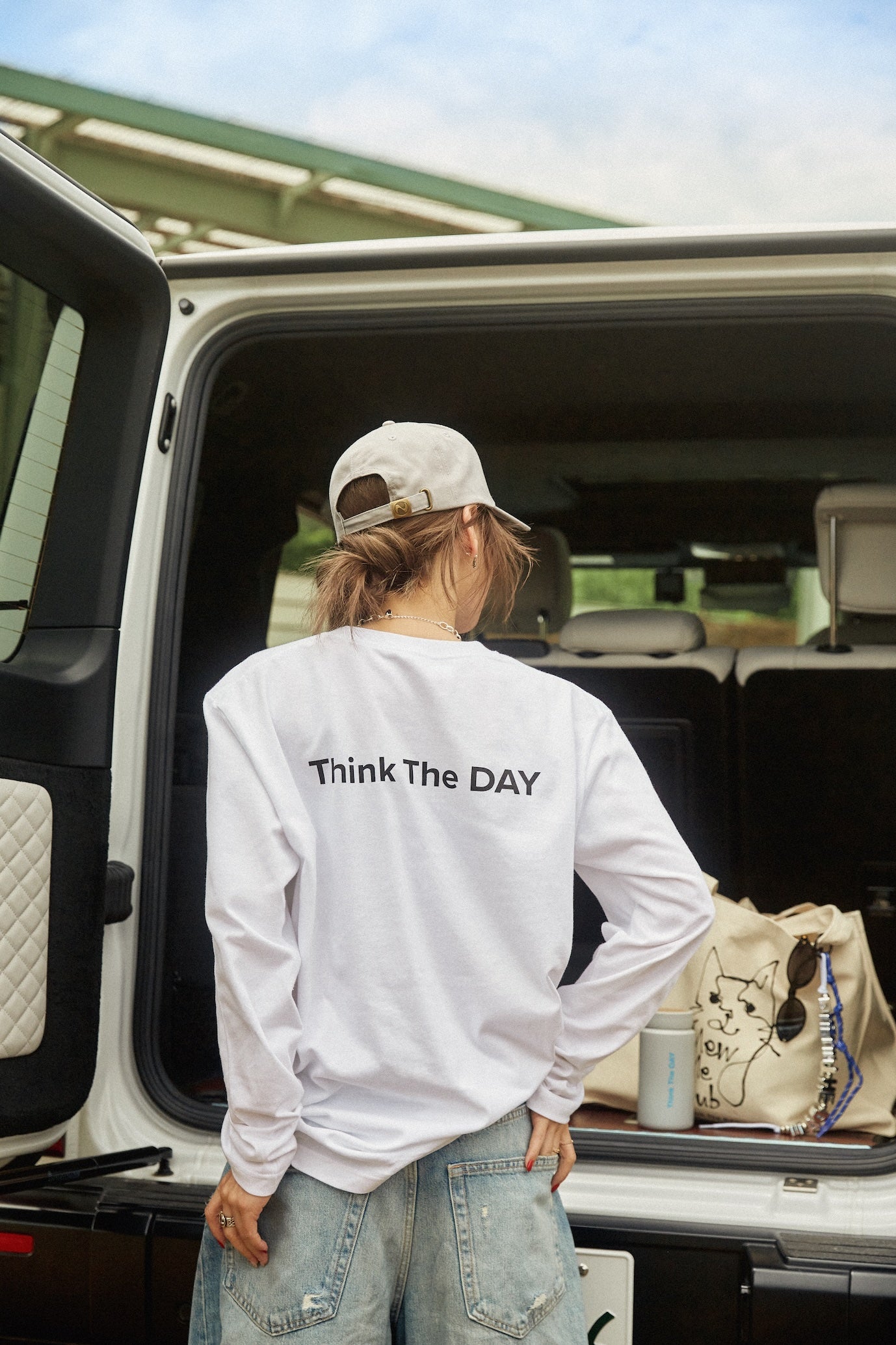 Think The DAY ロゴロングスリーブTシャツ ホワイト Lサイズ Think The DAY ロゴロングスリーブTシャツ ホワイト Lサイズ